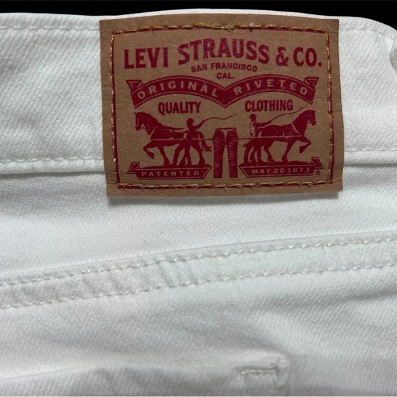Levi's White Jean Shorts with Stretch Denim and Minimal Styling - Picture 2 of 5